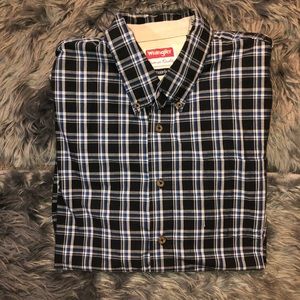 Wrangler black and blue short sleeve collar shirt